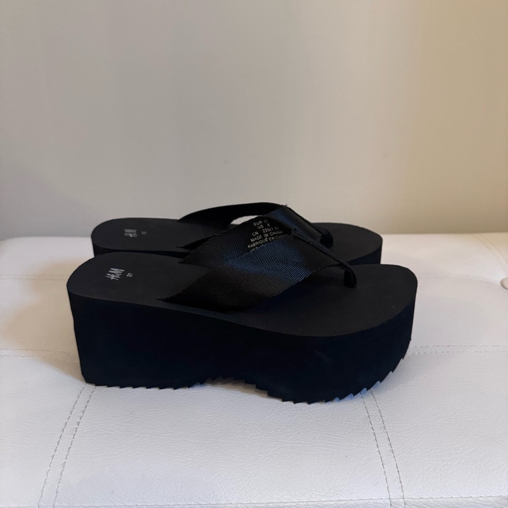 SOLD H&M Black Platform Flip Flop Sandals